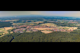 Vue aérienne de Panorama de la ville depuis le sud à Rheinzabern dans le département Rhénanie-Palatinat, Allemagne