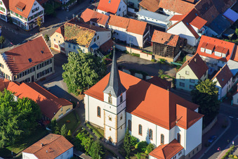 Église Saint-Wendelin à Hatzenbühl dans le département Rhénanie-Palatinat, Allemagne vue d'en haut