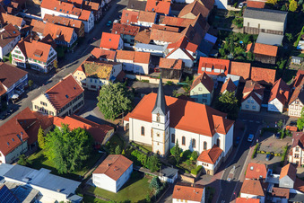 Église Saint-Wendelin à Hatzenbühl dans le département Rhénanie-Palatinat, Allemagne depuis l'avion