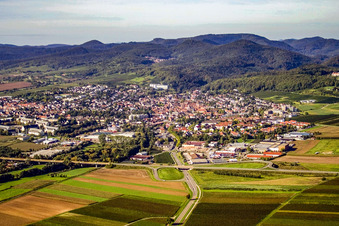 Vue aérienne de Vue de la ville depuis l'est à Bad Bergzabern dans le département Rhénanie-Palatinat, Allemagne