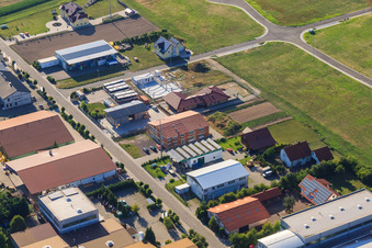 Vue aérienne de Zone industrielle Im Gerueut vue de l'est à Hatzenbühl dans le département Rhénanie-Palatinat, Allemagne