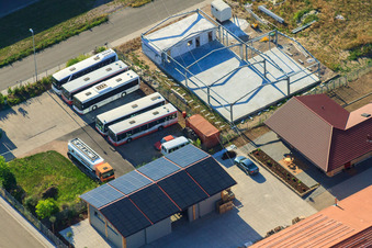 Vue aérienne de Service de bus Henigin à Hatzenbühl dans le département Rhénanie-Palatinat, Allemagne