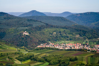 Vue aérienne de Le château de Landeck au-dessus de la ville viticole depuis le sud à Klingenmünster dans le département Rhénanie-Palatinat, Allemagne