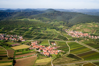 Vue aérienne de De l'est à le quartier Oberhofen in Pleisweiler-Oberhofen dans le département Rhénanie-Palatinat, Allemagne
