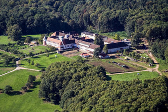Vue aérienne de Complexe de bâtiments de l'ancien monastère Liebfrauenkloster à Bad Bergzabern dans le département Rhénanie-Palatinat, Allemagne