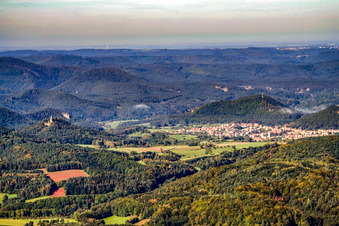 Vue aérienne de Ruines du château de Drachenfels et village dans la forêt du Palatinat à Busenberg dans le département Rhénanie-Palatinat, Allemagne