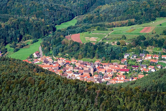 Vue aérienne de Village de la forêt du Palatinat vu de l'est à Vorderweidenthal dans le département Rhénanie-Palatinat, Allemagne
