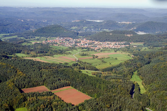Vue aérienne de Du sud-est à Busenberg dans le département Rhénanie-Palatinat, Allemagne