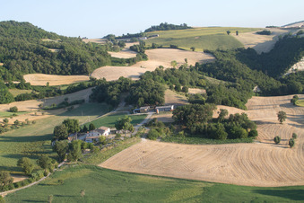 Vue aérienne de San Martino dei Muri dans le département Les Marches, Italie