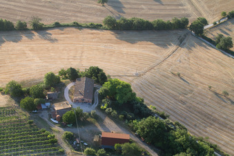 Vue oblique de San Martino dei Muri dans le département Les Marches, Italie
