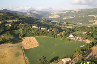 Isola di Fano dans le département Les Marches, Italie depuis l'avion