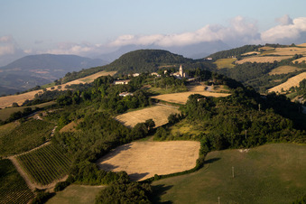 Vue d'oiseau de Isola di Fano dans le département Les Marches, Italie