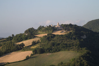 Enregistrement par drone de Isola di Fano dans le département Les Marches, Italie