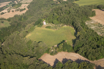 Vue aérienne de Fratte Rosa dans le département Pesaro und Urbino, Italie