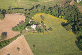 Vue aérienne de Fratte Rosa dans le département Pesaro und Urbino, Italie