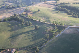 Photographie aérienne de Fratte Rosa dans le département Pesaro und Urbino, Italie