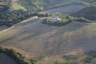Vue oblique de Fratte Rosa dans le département Pesaro und Urbino, Italie