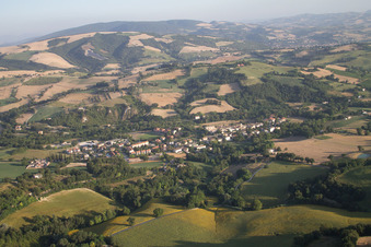 Isola di Fano dans le département Les Marches, Italie d'un drone