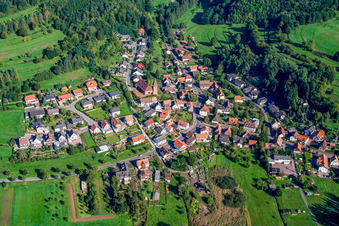 Vue aérienne de Village de la forêt du Palatinat vu du nord à Niederschlettenbach dans le département Rhénanie-Palatinat, Allemagne