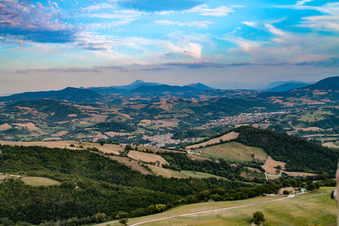 Cartoceto dans le département Les Marches, Italie depuis l'avion