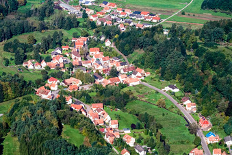 Vue aérienne de Vue sur le village à Bobenthal dans le département Rhénanie-Palatinat, Allemagne