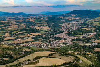 Vue aérienne de Pergola dans le département Pesaro und Urbino, Italie