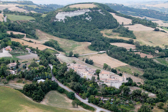 Enregistrement par drone de Cartoceto dans le département Les Marches, Italie