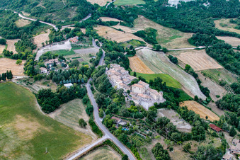 Cartoceto dans le département Les Marches, Italie du point de vue du drone