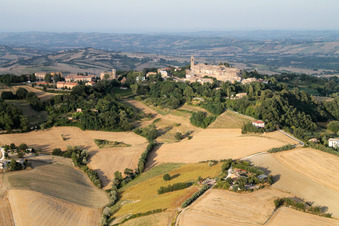 Vue aérienne de Vue des rues et des maisons de Fratte Rosa dans les Marches à Fratte Rosa dans le département Pesaro und Urbino, Italie