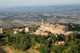 Vue aérienne de Vue des rues et des maisons de Fratte Rosa dans les Marches à Fratte Rosa dans le département Pesaro und Urbino, Italie
