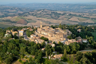 Photographie aérienne de Vue des rues et des maisons de Fratte Rosa dans les Marches à Fratte Rosa dans le département Pesaro und Urbino, Italie
