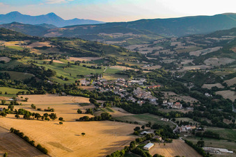 Isola di Fano dans le département Les Marches, Italie depuis l'avion