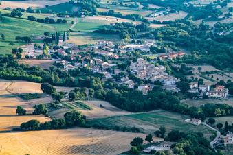 Vue d'oiseau de Isola di Fano dans le département Les Marches, Italie
