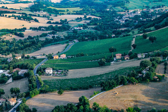 Vue aérienne de Santa Maria della Valle dans le département Les Marches, Italie