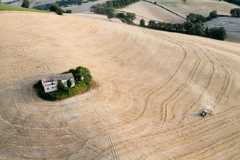 Santa Maria della Valle dans le département Les Marches, Italie vue d'en haut