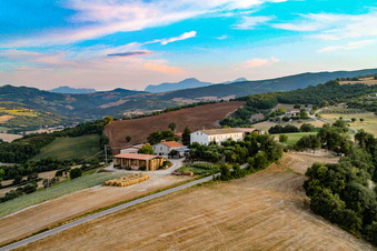 Santa Maria della Valle dans le département Les Marches, Italie depuis l'avion