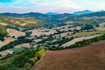Vue d'oiseau de Santa Maria della Valle dans le département Les Marches, Italie