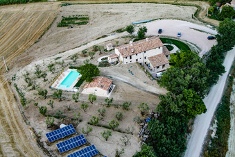 San Martino dei Muri dans le département Les Marches, Italie du point de vue du drone