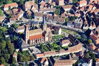 Vue aérienne de Cathédrale à Wissembourg dans le département Bas Rhin, France