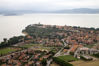 Vue aérienne de Castiglione del Lago dans le département Ombrie, Italie