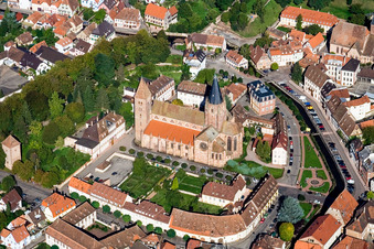 Vue aérienne de Cathédrale à Wissembourg dans le département Bas Rhin, France