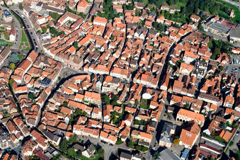 Vue aérienne de Rue principale à Wissembourg dans le département Bas Rhin, France