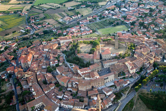 Vue aérienne de Vue des rues et des maisons dans les quartiers résidentiels à Castiglion Fiorentino dans le département Arezzo, Italie
