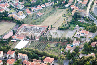 Vue aérienne de Cimetière avec héliport à Castiglion Fiorentino dans le département Arezzo, Italie