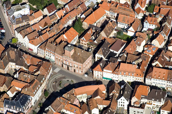 Vue aérienne de Rue principale à Wissembourg dans le département Bas Rhin, France