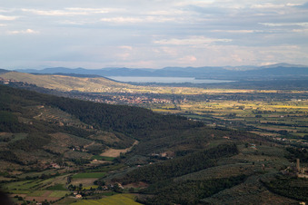 Castiglion Fiorentino dans le département Arezzo, Italie vue d'en haut