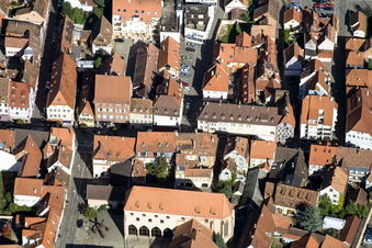 Vue oblique de Rue principale à Wissembourg dans le département Bas Rhin, France