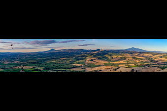 Vue aérienne de Panorama - perspective en parapente des sommets dans le paysage rocheux et montagneux à Montepulciano dans le département Siena, Italie