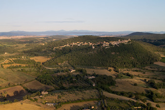 Photographie aérienne de Montefollonico dans le département Toscane, Italie