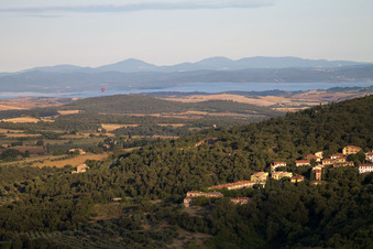 Vue oblique de Montefollonico dans le département Toscane, Italie